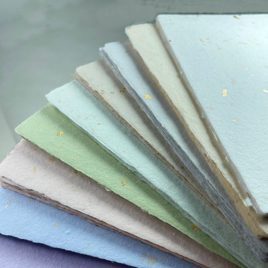 verschiedenfarbiges, handgeschöpftes Büttenpapier mit eingeschöpften Goldflocken