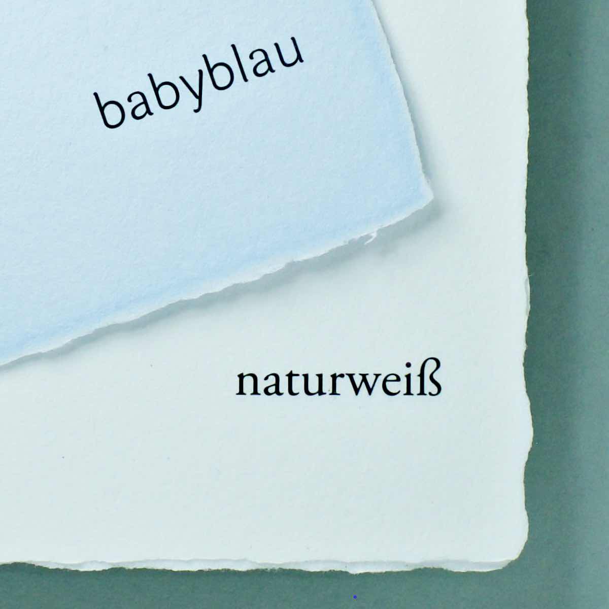 Detail handgeschöpftes Büttenpapier Farbvergleich babyblau auf naturweiß