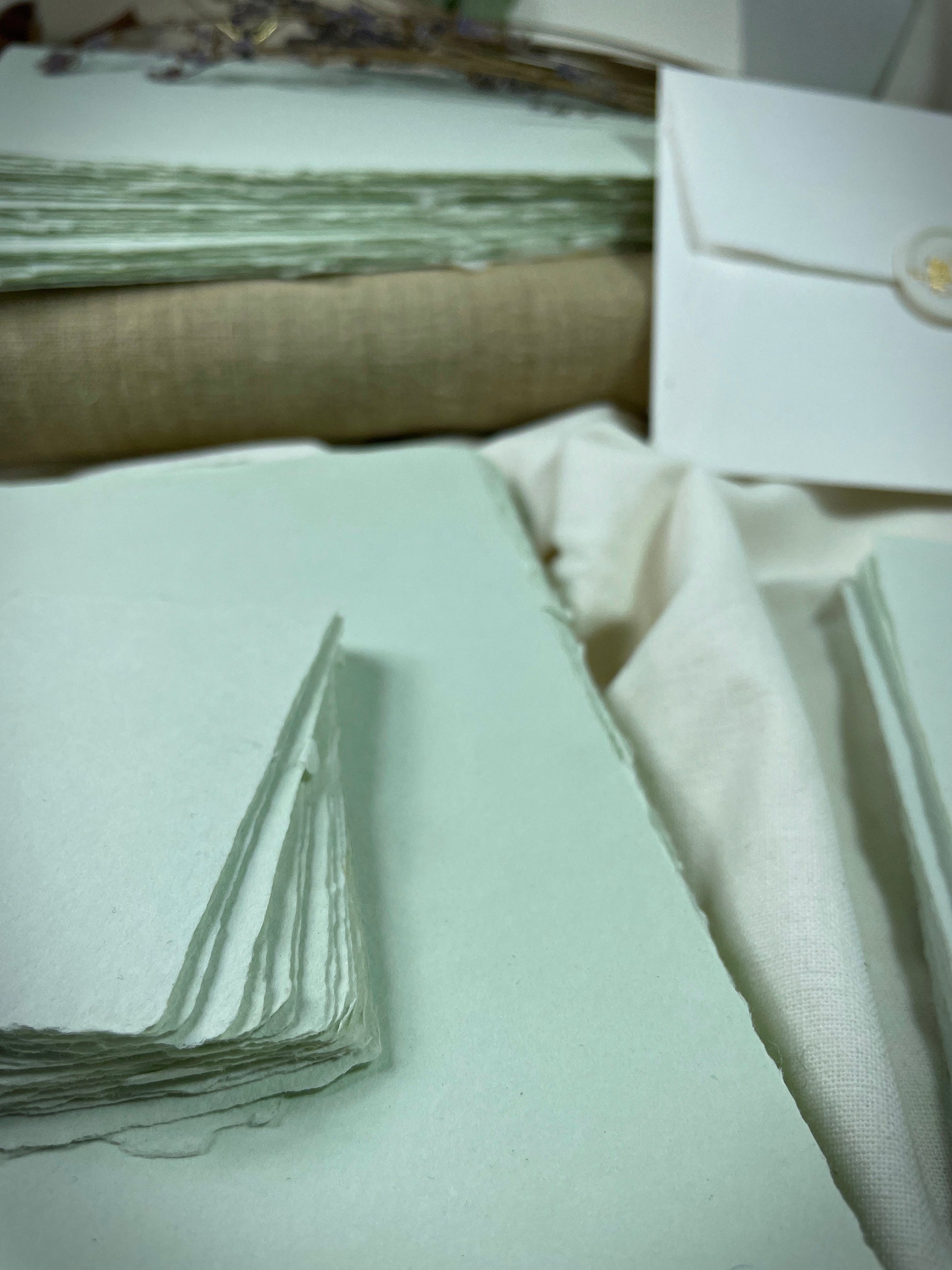 dekoratives Arrangement von mintfarbenem Büttenpapier