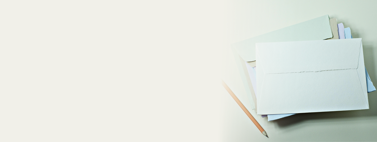 dekorativer Stapel von handgeschöpften Umschlägen in verschiedenen Farben