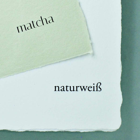 Detail handgeschöpftes Büttenpapier Farbvergleich matcha auf naturweiß