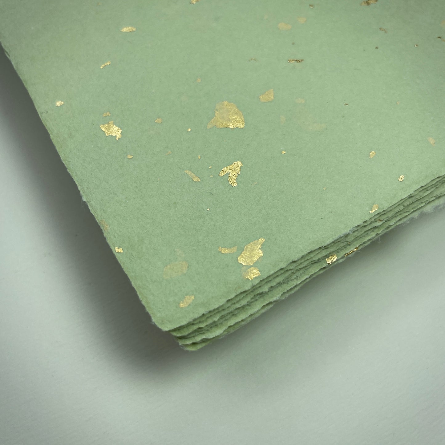Büttenpapier-Visitenkarten 85/55 - matcha / Goldflocken