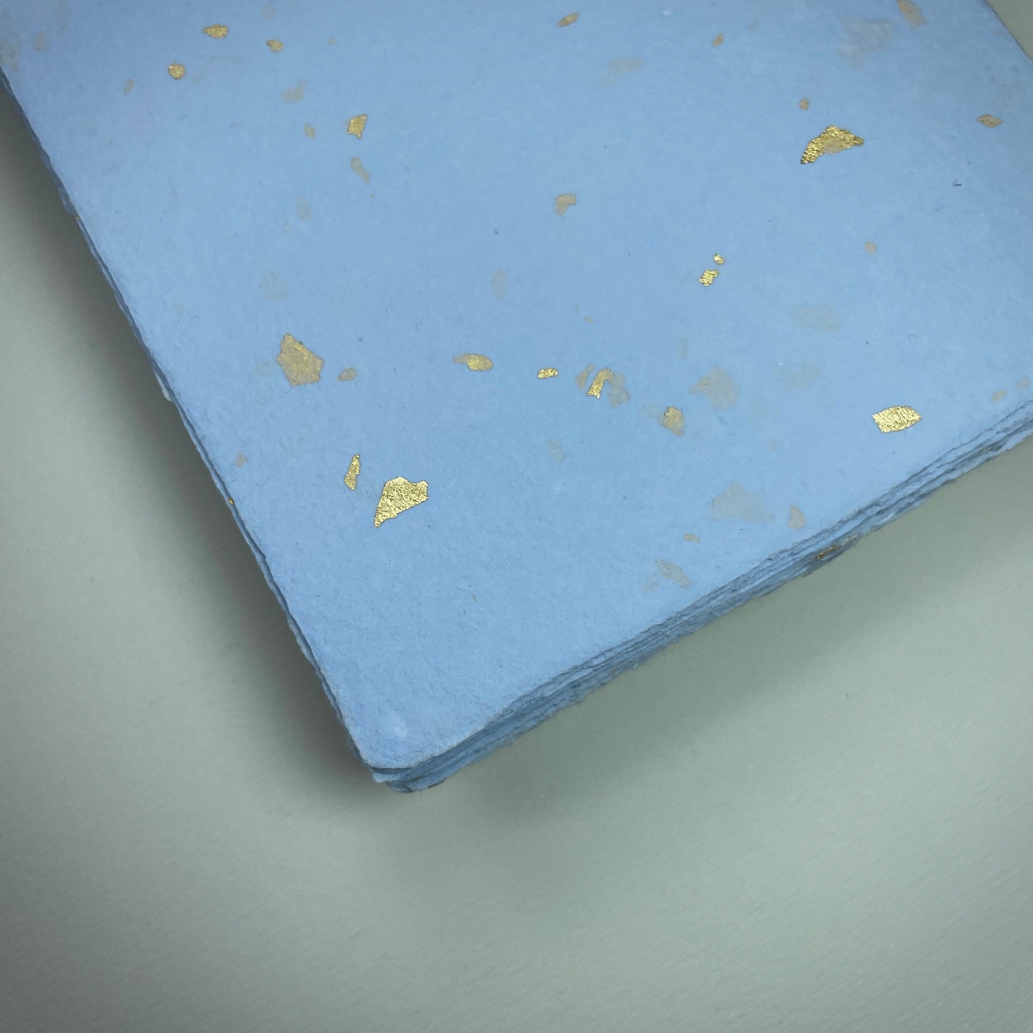 Büttenpapier babyblau Goldflocken