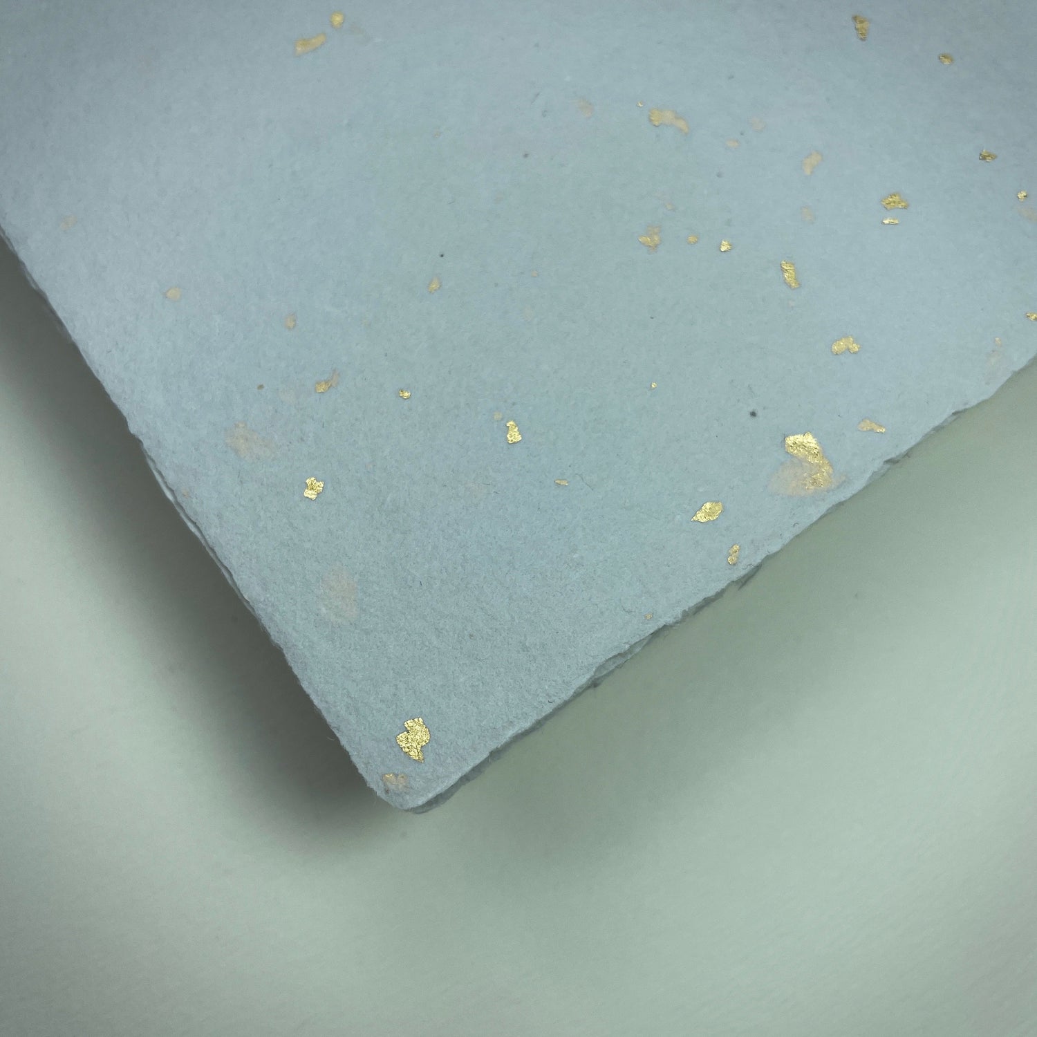Büttenpapier lichtgrau / Goldflocken
