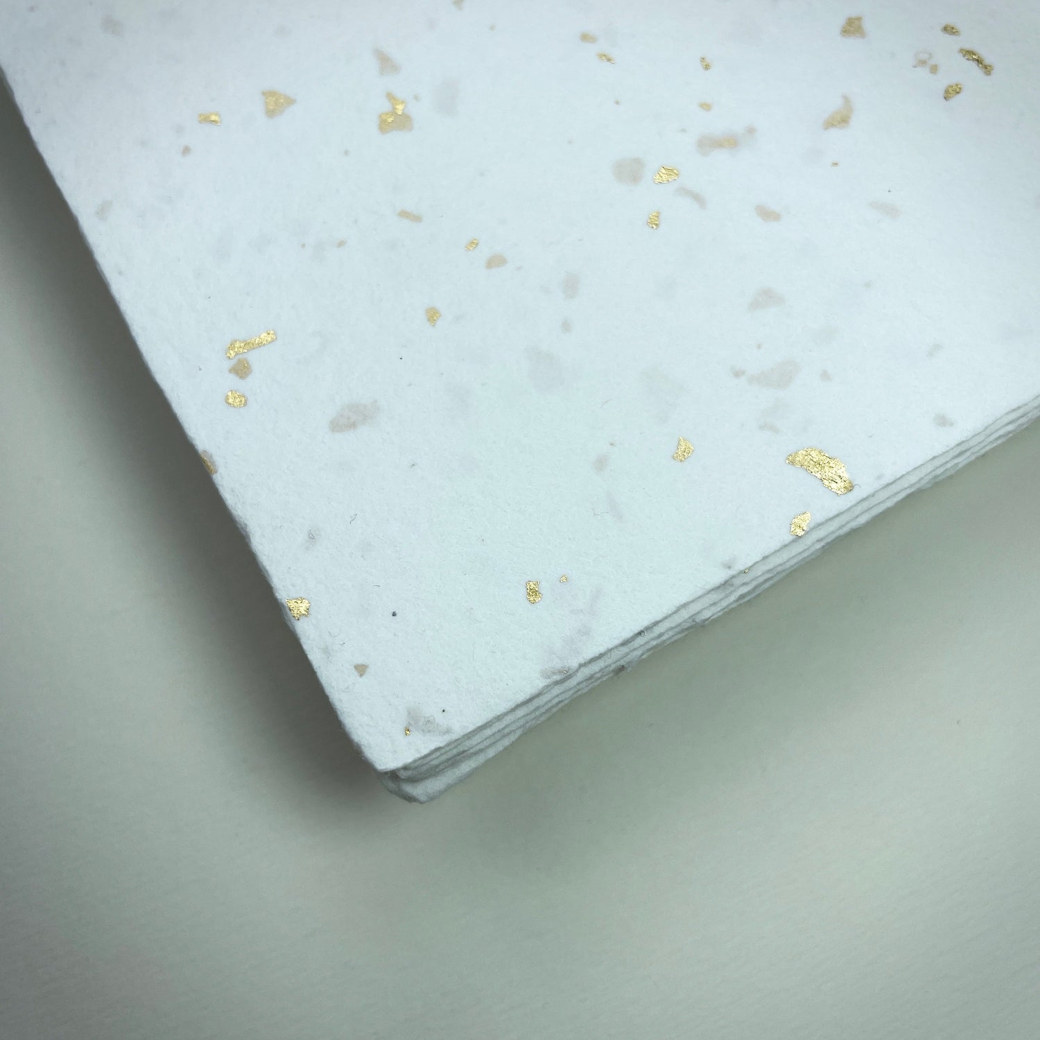 Büttenpapier naturweiß / Goldflocken