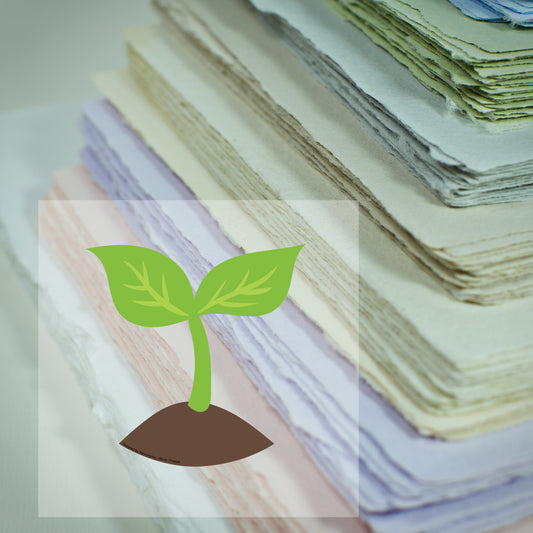 Stapel von Büttenpapier mit Pflanzenicon - Das Papier eignet sich wegen des eingeschöpften Saatguts zum Einpflanzen