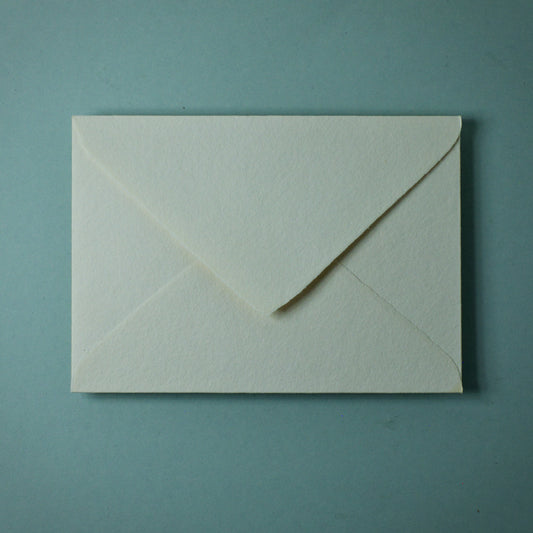 Büttenpapier-Umschlag B6 - Dreieckslasche  - elfenbein