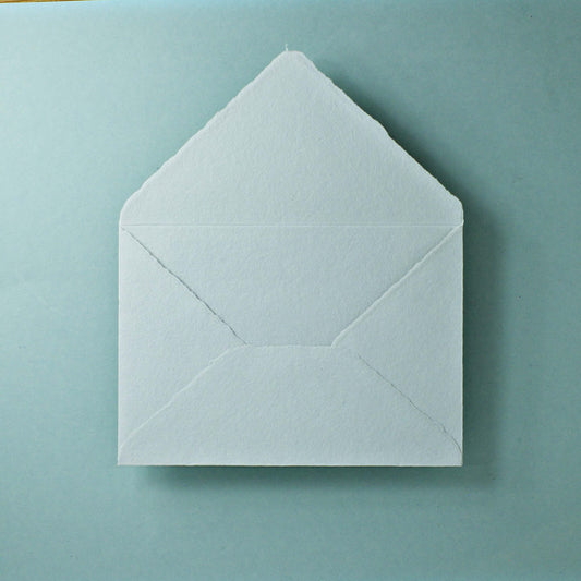 Büttenpapier-Umschlag C6 - Dreieckslasche  -  lichtgrau